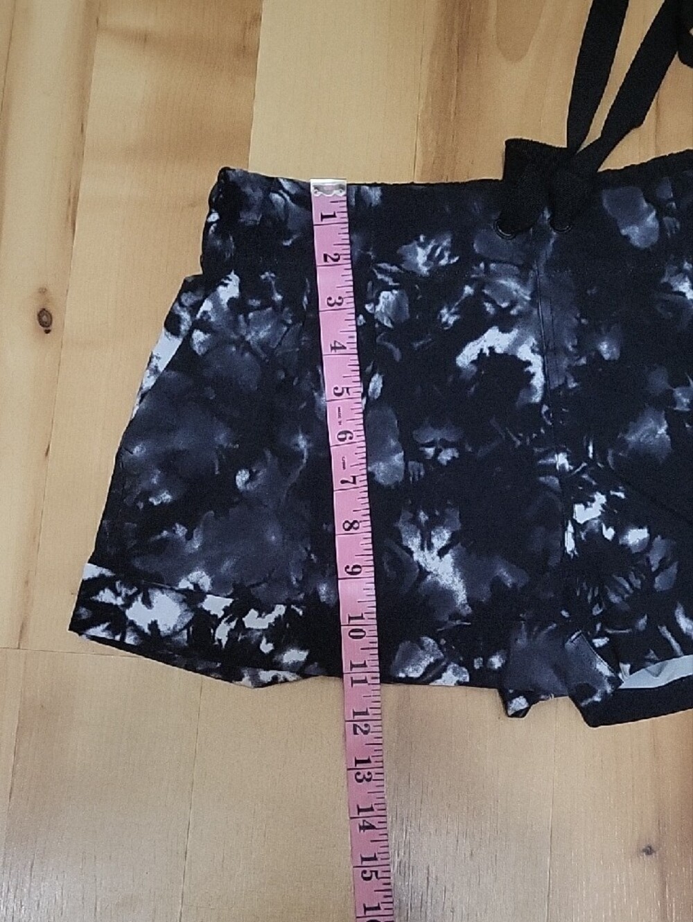 lululemon athletica Black and White Tie-Dye Athletic Shorts - Picture 12 of 12